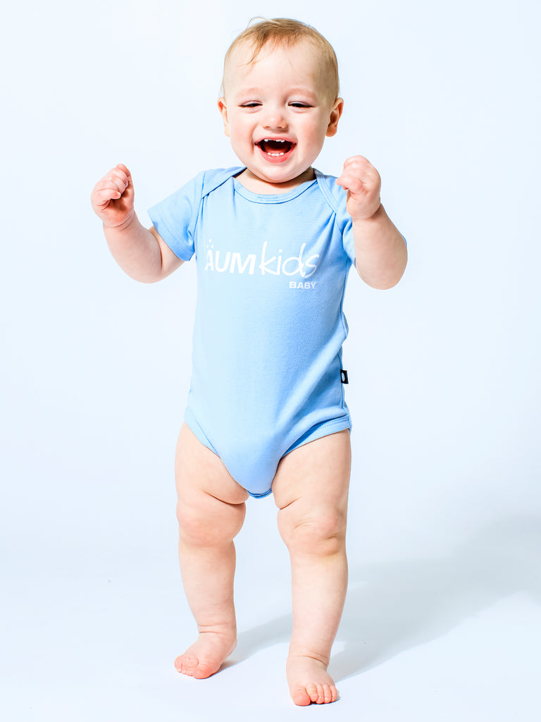 AUMkids HAPPY BABY SHORT SLEEVE ONESIE + BIB SET, SKY