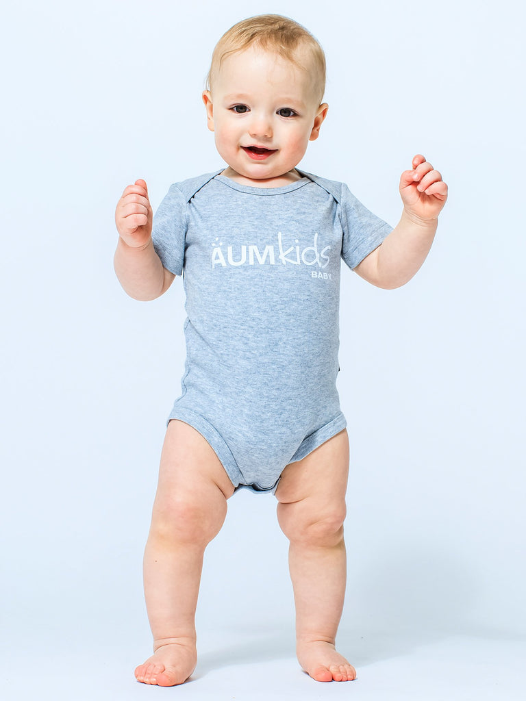 AUMkids HAPPY BABY SHORT SLEEVE ONESIE + BIB SET, LIGHT HEATHER GREY