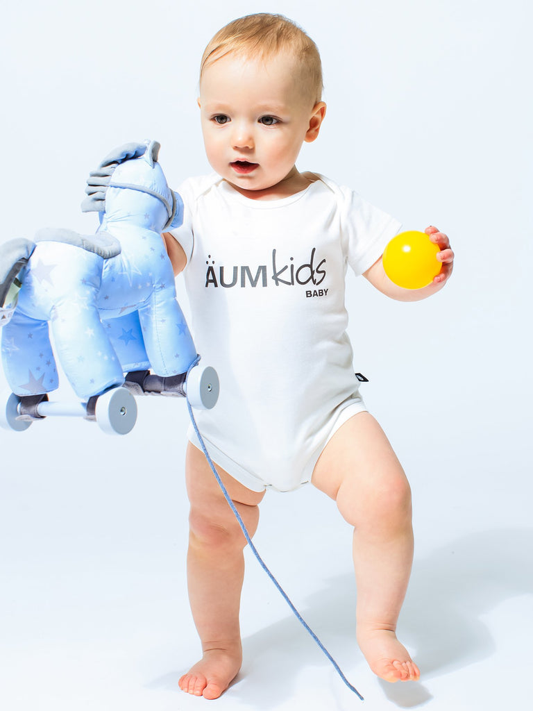 AUMkids HAPPY BABY SHORT SLEEVE ONESIE + BIB SET, WHITE