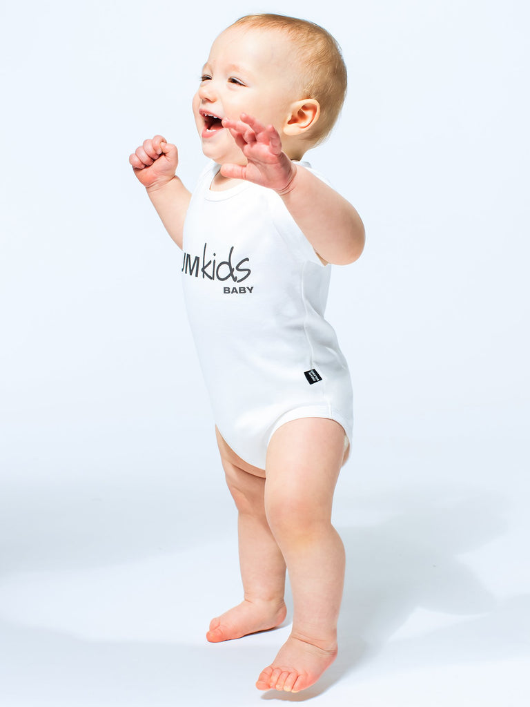 AUMkids HAPPY BABY SHORT SLEEVE ONESIE + BIB SET, WHITE